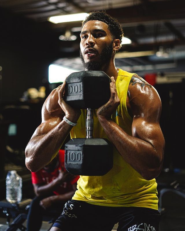 包含塞维利亚训练开放日，集结日再遭质疑引欢呼，欧超杯在即，心理建设被强调的词条